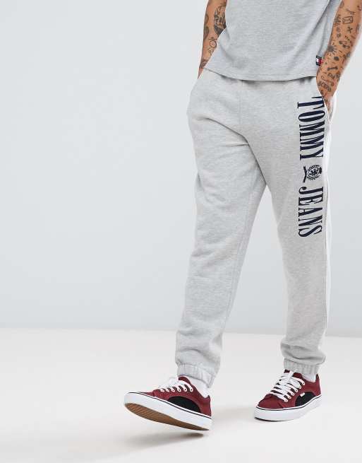 Tommy Jeans - 90's Capsule - Joggingbroek met boorden en logo in gemêleerd grijs