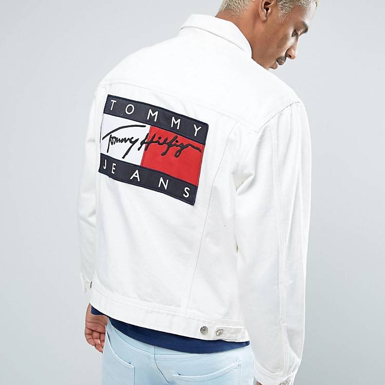 steekpenningen Worden Gelijk Tommy Jeans 90S Denim Jacket M22B Back Logo in White | ASOS