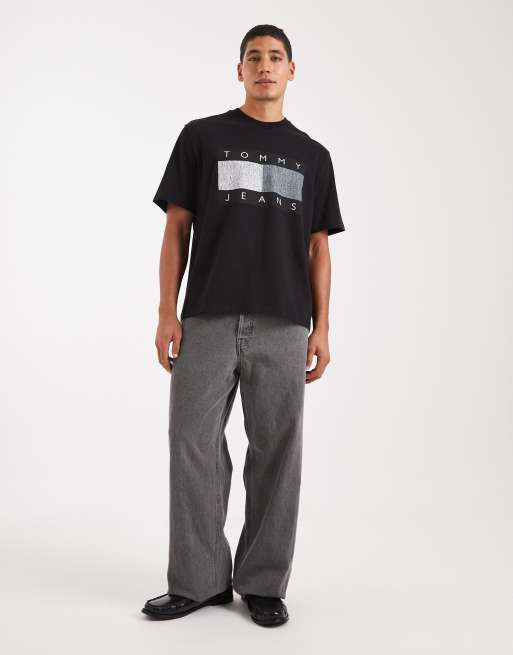 Tommy Jeans 90s distressed flag logo T-shirt in black, 2 of 5