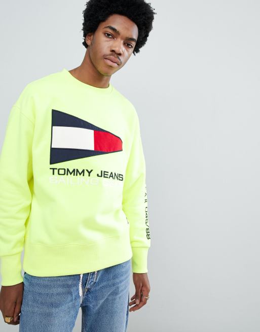 Tommy Jeans – 90s Sailing Capsule – Neongelbes Sweatshirt mit  Rundhalsausschnitt und Flaggen-Logo | ASOS