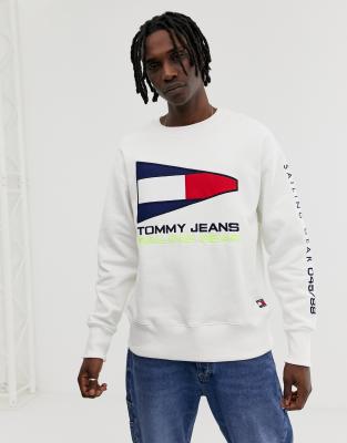 Tommy Jeans – 90s Sailing Capsule – Weißes Sweatshirt mit  Rundhalsausschnitt und Flaggen-Logo | ASOS
