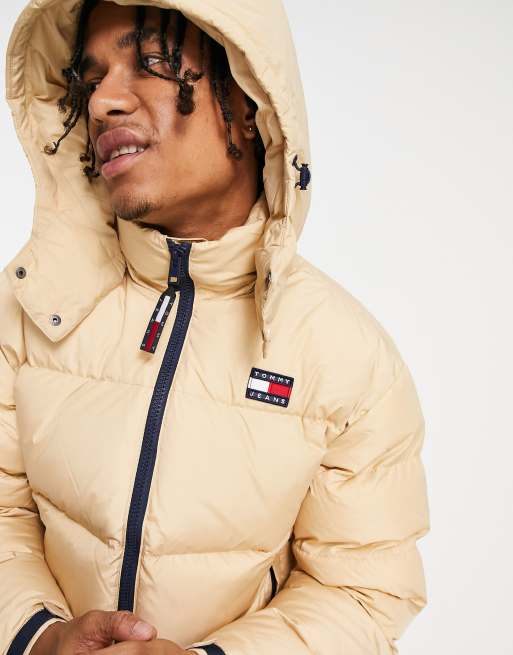 Tommy Jeans - Alaska - Beige dynejakke med aftagelig hætte og flaglogo