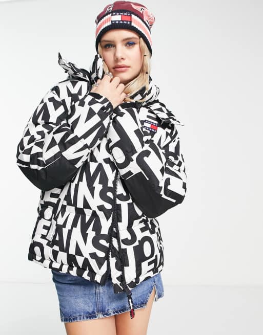 Tommy Jeans – Alaska – Kurtka z poliestru z kapturem, puchowym wypełnieniem i nadrukiem z monogramem 