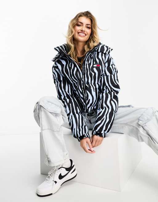 Tommy Jeans – Alaska – Kurz geschnittene Pufferjacke mit Zebramuster in Blau und Schwarz