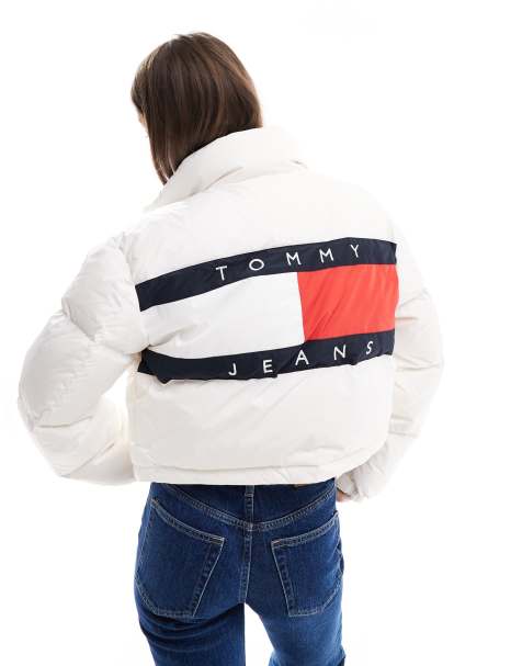 Tommy Jeans – Alaska – Vit pufferjacka med flagglogga baktill - view 1