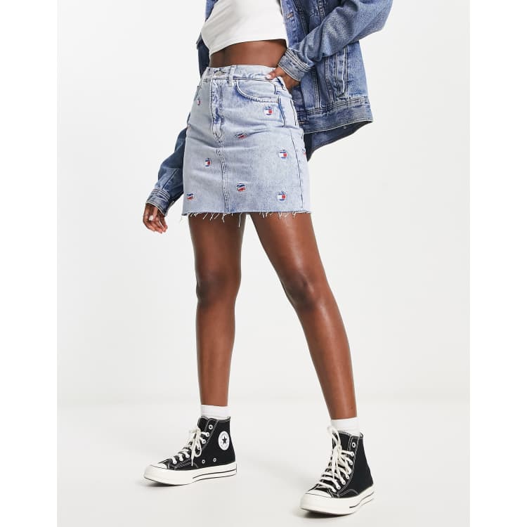 Dies ist eine Liste von Tommy Jeans all over logo light | in ASOS denim mini skirt wash