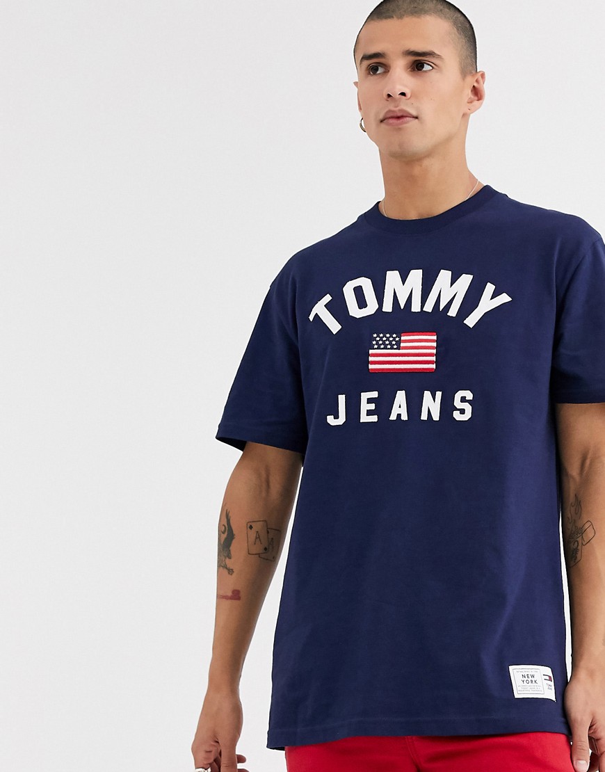 Tommy Jeans – Americana-t-shirt i marineblå med stort logo på brystet