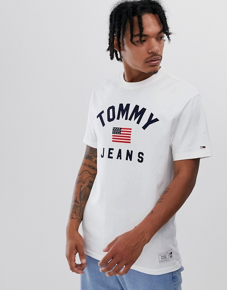 Tommy Jeans – Americana – Vit t-shirt med stor logga på bröstet
