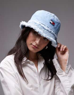 Tommy Jeans - Anglerhut aus hellblauem Denim mit ausgefranstem Rand