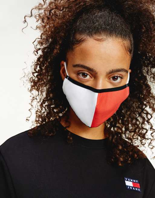 Tommy Jeans – Ansiktsmask i unisex-modell med flagglogga