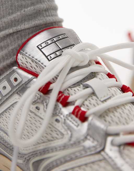 Tommy Jeans Archive 97 retro sneakers in silver cream and red, 2 of 4