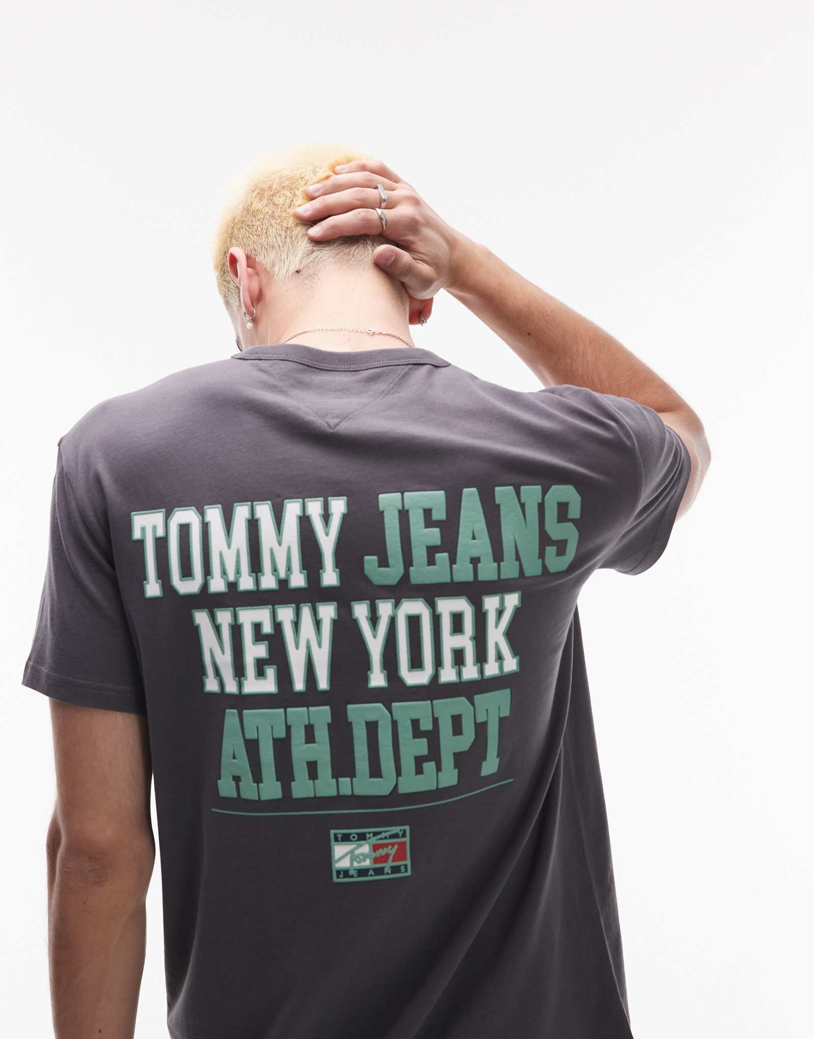 Спортивная футболка с рисунком Tommy Jeans, отстиранная на спине, черного цвета