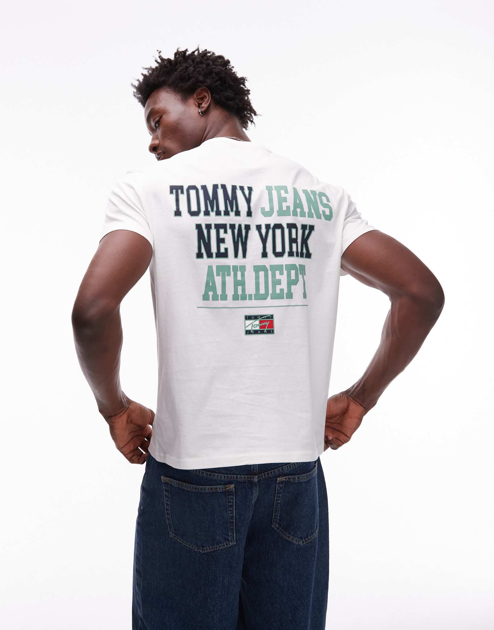 Белая футболка с графическим принтом Tommy Jeans athletic department на спине