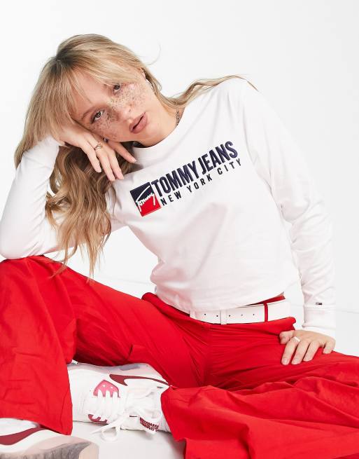 Tommy Jeans – Athletic – Langärmliges Oversized-Oberteil mit kurzem Schnitt in Weiß