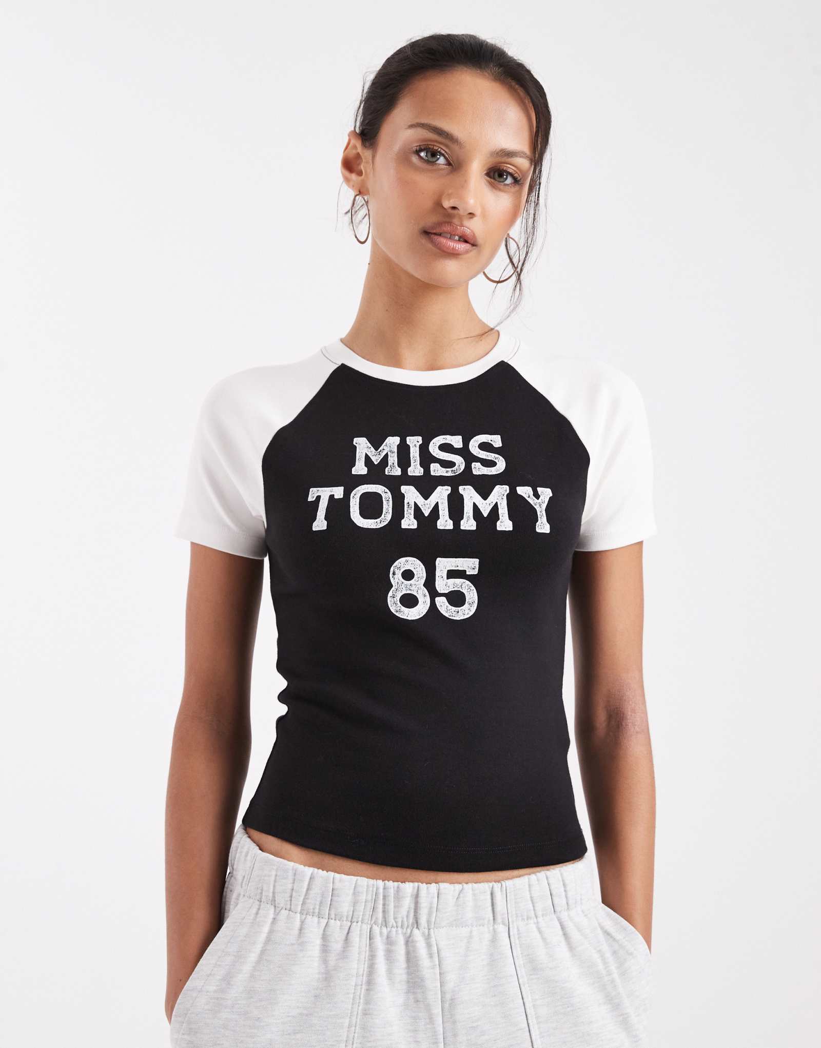 Спортивная футболка Miss tommy baby от Tommy Jeans черного цвета