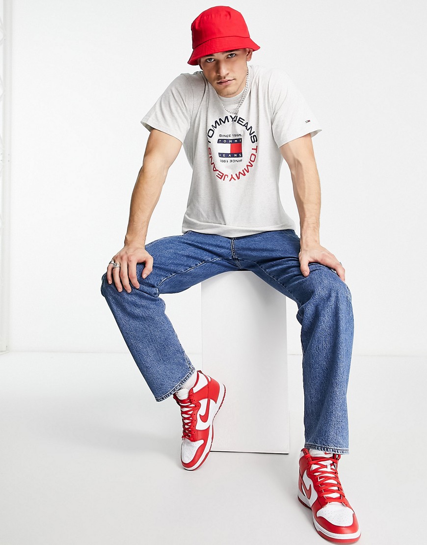 Athletic - T-shirt comoda bianca in cotone con logo circolare-Grigio - Tommy Jeans T-shirt donna  - immagine1
