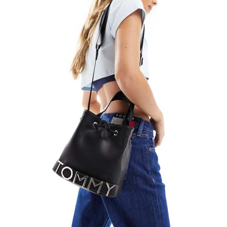 Tommy Jeans Auffallige Beuteltasche in Schwarz ASOS