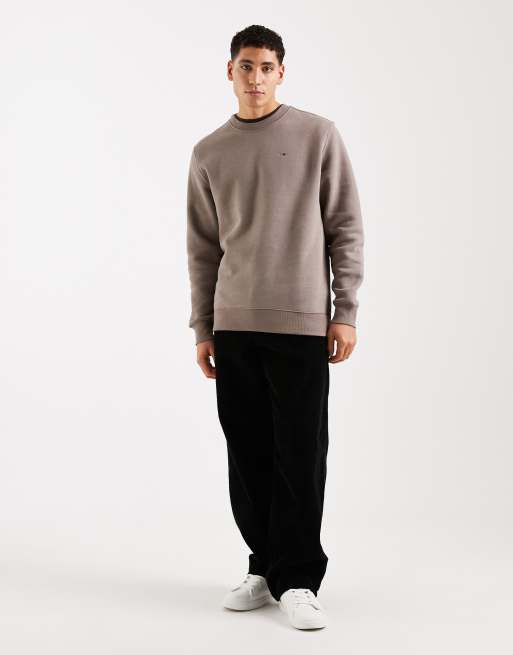 Tommy Jeans badge crewneck sweatshirt in mink, 2 of 5