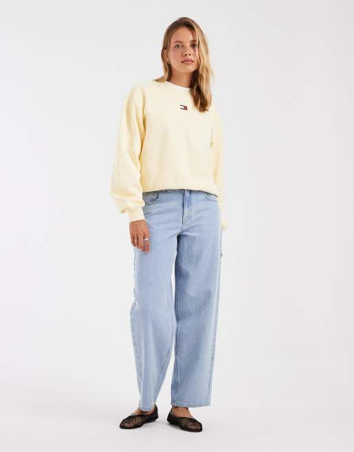 Tommy Jeans badge logo crew neck sweatshirt in light yellow, 3 of 4