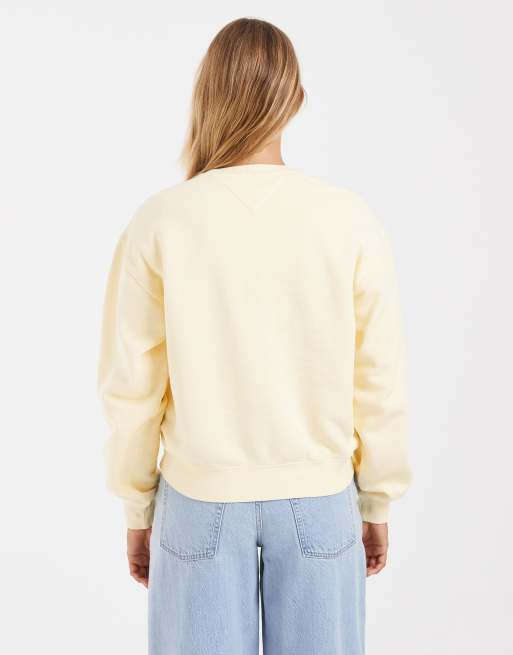 Tommy Jeans badge logo crewneck sweatshirt in light yellow, 2 of 4