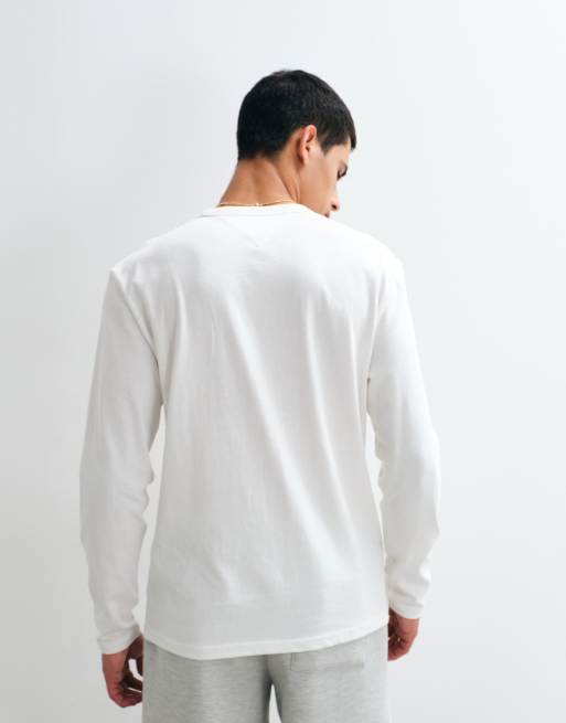 Tommy Jeans badge logo long sleeve T-shirt in white, 3 of 5