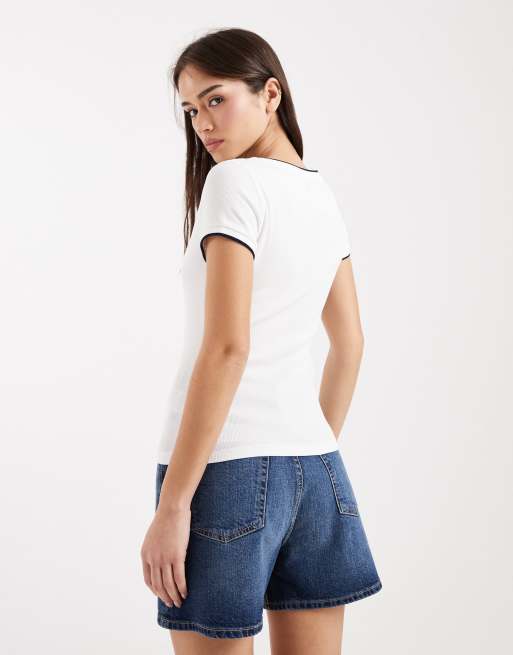 Tommy Jeans badge logo slim fit v-neck t-shirt in white, 2 of 4