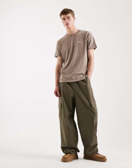 Tommy Jeans badge logo t-shirt in stone, 3 of 5