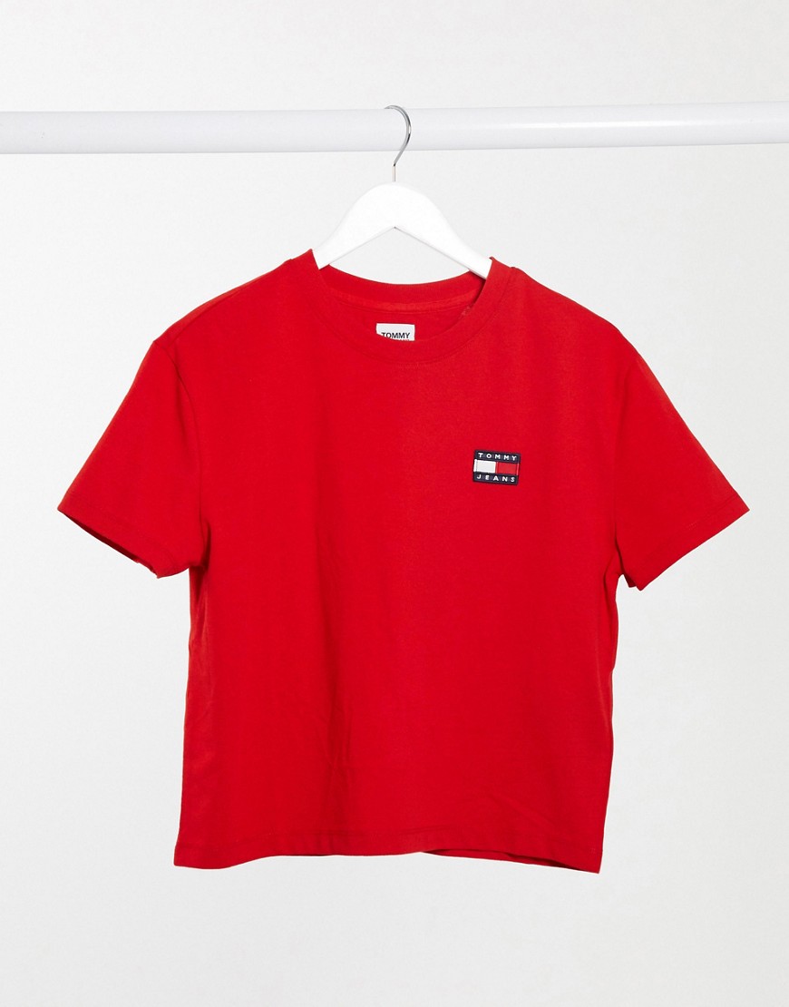 TOMMY JEANS BADGE SHORT SLEEVE TEE IN RED,DW0DW06813XNL