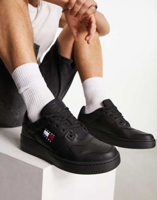 Tommy Jeans – Basket Essential – Sneaker in Schwarz mit Retro-Flaggenlogo