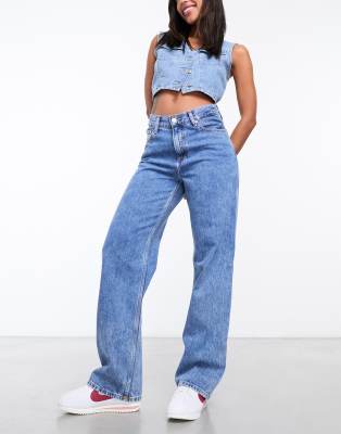 Tommy Jeans - Betsy - Jeans in mittelblauer Waschung mit geradem Bein und mittelhohem Bund