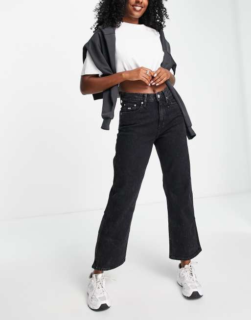 Tommy Jeans – Betsy – Svarta, lediga jeans med medelhög midja