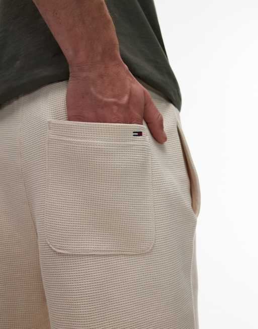 Tommy Jeans – Beżowe szorty plażowe o waflowej fakturze, 4 z 5