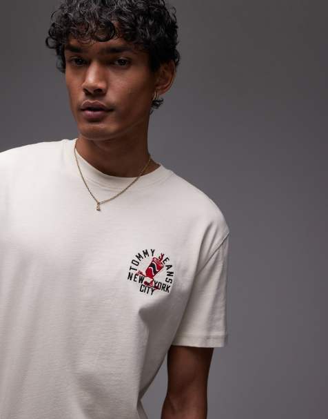 Tommy Jeans – Beżowy T-shirt z grafiką na lewej piersi - view 1