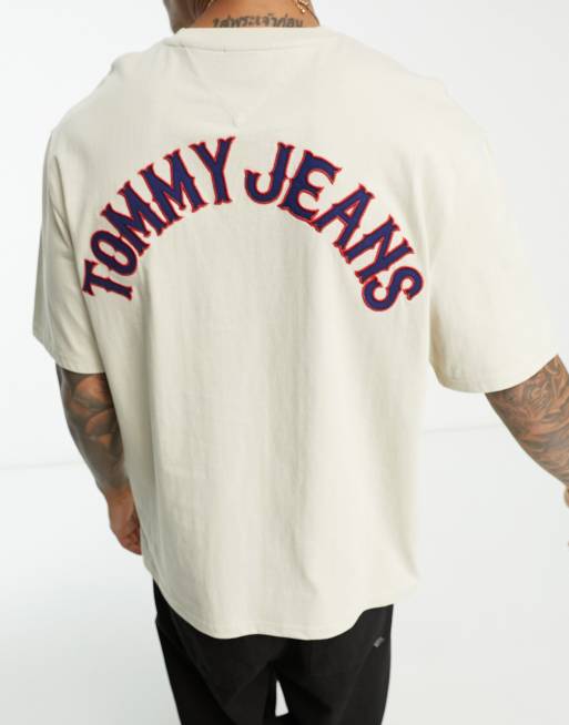 Tommy Jeans – Beżowy T-shirt z zakrzywionym logo