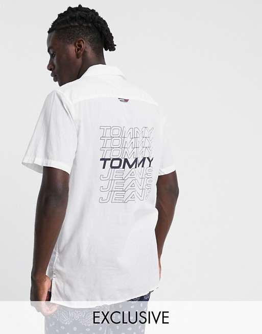 Tommy Jeans – Biała koszula z krÓtkim rękawem i logo na plecach – tylko w ASOS RCTB