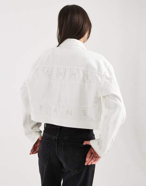 Tommy Jeans – Biała krótka kurtka jeansowa oversize typu trucker, 3 z 4