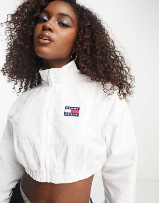 Tommy Jeans – Biała kurtka przeciwdeszczowa o bardzo krótkim fasonie