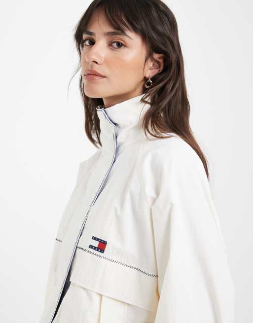 Tommy Jeans – Biała kurtka wiatrówka, część zestawu, 3 z 4