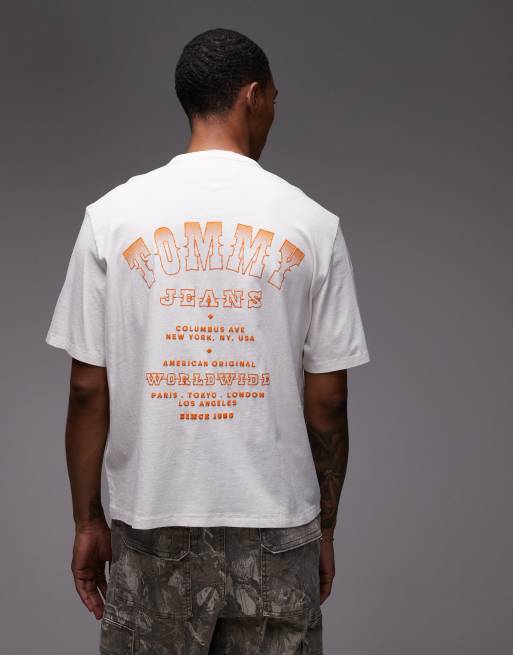 Tommy Jeans – Biało-pomarańczowy pudełkowy T-shirt z kowbojskim nadrukiem na plecach