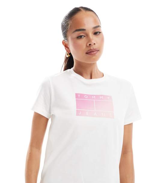 Tommy Jeans – Biało-różowy T-shirt z gradientowym logo flagi - view 1
