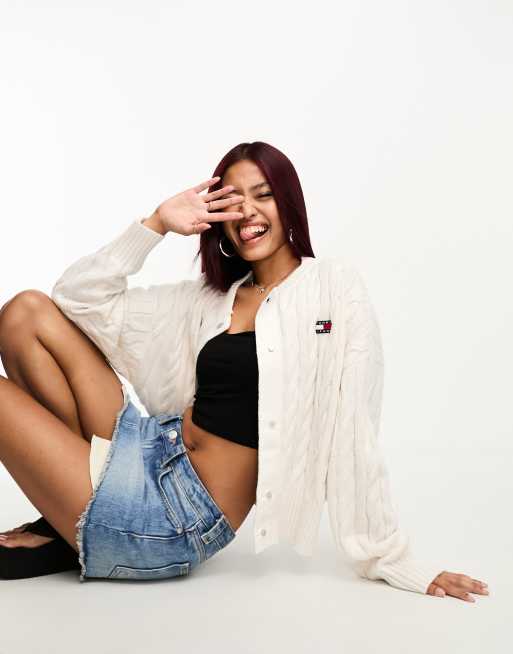 Tommy Jeans – Biały dzianinowy kardigan o warkoczowym splocie z naszywką z logo