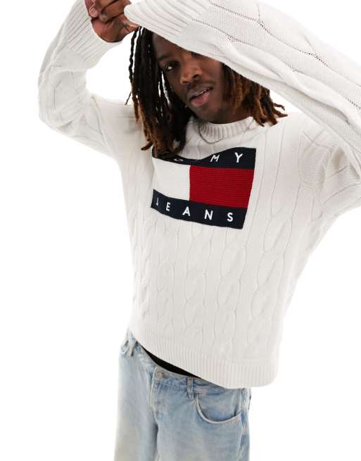 Tommy Jeans – Biały sweter o luźnym kroju z dzianiny o warkoczowym splocie z logo z flagą