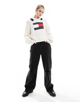 Tommy Jeans – Biały sweter z kołnierzykiem i motywem flagi