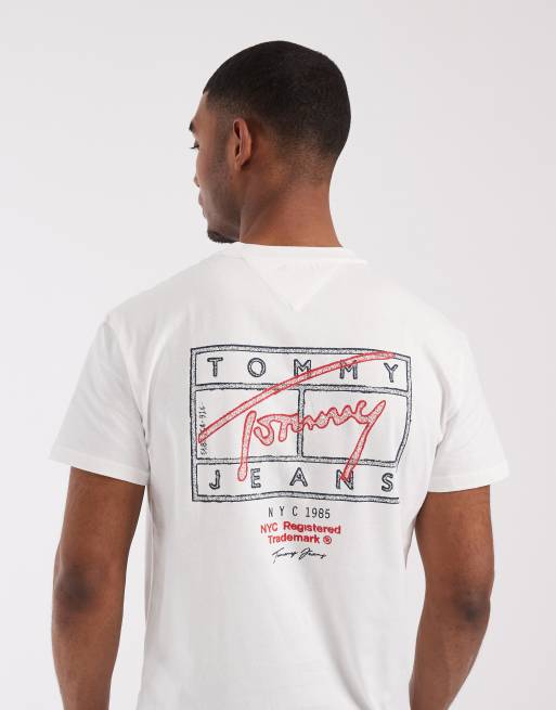 Tommy Jeans – Biały T-shirt o regularnym kroju z logo z flagą i grafiką na plecach, 4 z 5