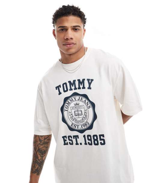 Tommy Jeans – Biały T-shirt oversize z nadrukiem z tarczą w uczelnianym stylu - view 1