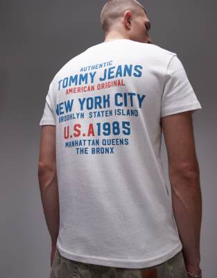 Tommy Jeans – Biały T-shirt z napisem na plecach - view 1