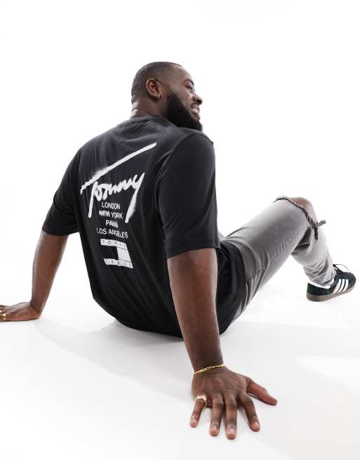 Tommy Jeans –Big & Tall – Klassisches T-Shirt in Schwarz mit Signature-Logo in gesprühtem Design