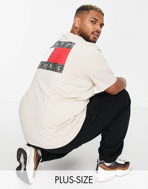 Tommy Jeans – Big & Tall – Ljusbeige t-shirt med kamouflagefärgade flagglogga med skrift baktill