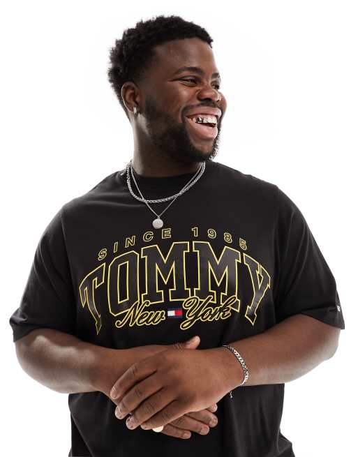 Tommy Jeans – Big & Tall – Locker geschnittenes T-Shirt in Schwarz mit College-Logo im Luxus-Design
