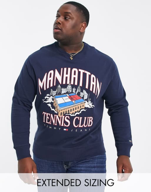 Tommy Jeans – Big & Tall – Marinblå sweatshirt i bomull med Manhattan Tennis Club-text - NAVY